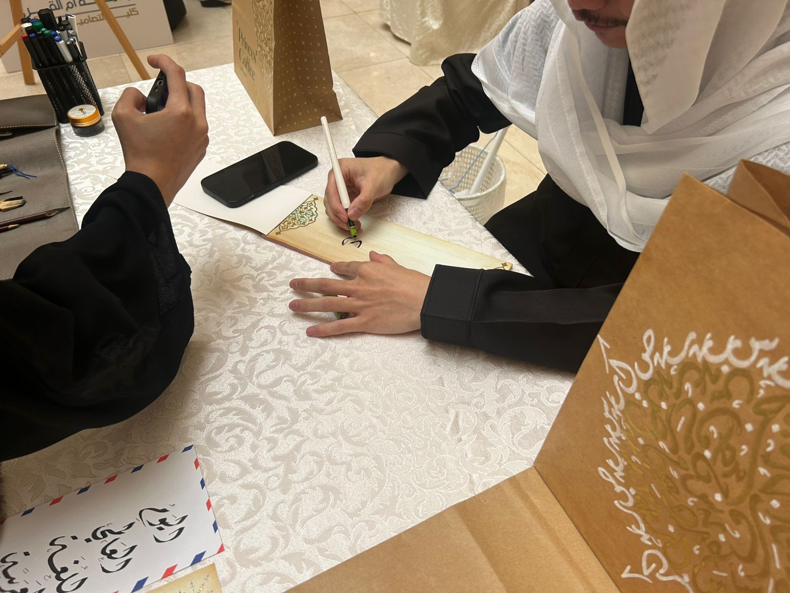 كلية التصاميم تشارك في احتفالية أمانة العاصمة المقدسة باليوم العالمي للغة العربية