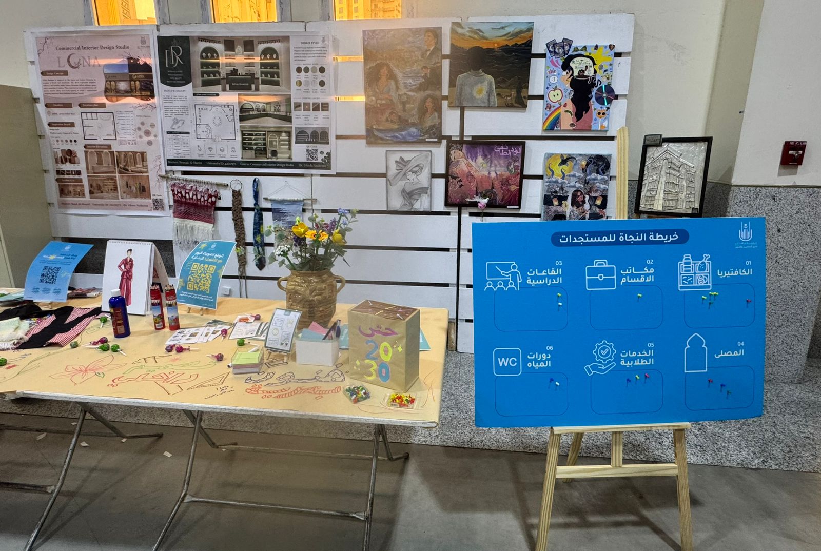 فعالبة ملتقى المستجدات بكلية التصاميم والفنون بجامعة أم القرى- شطر الطالبات