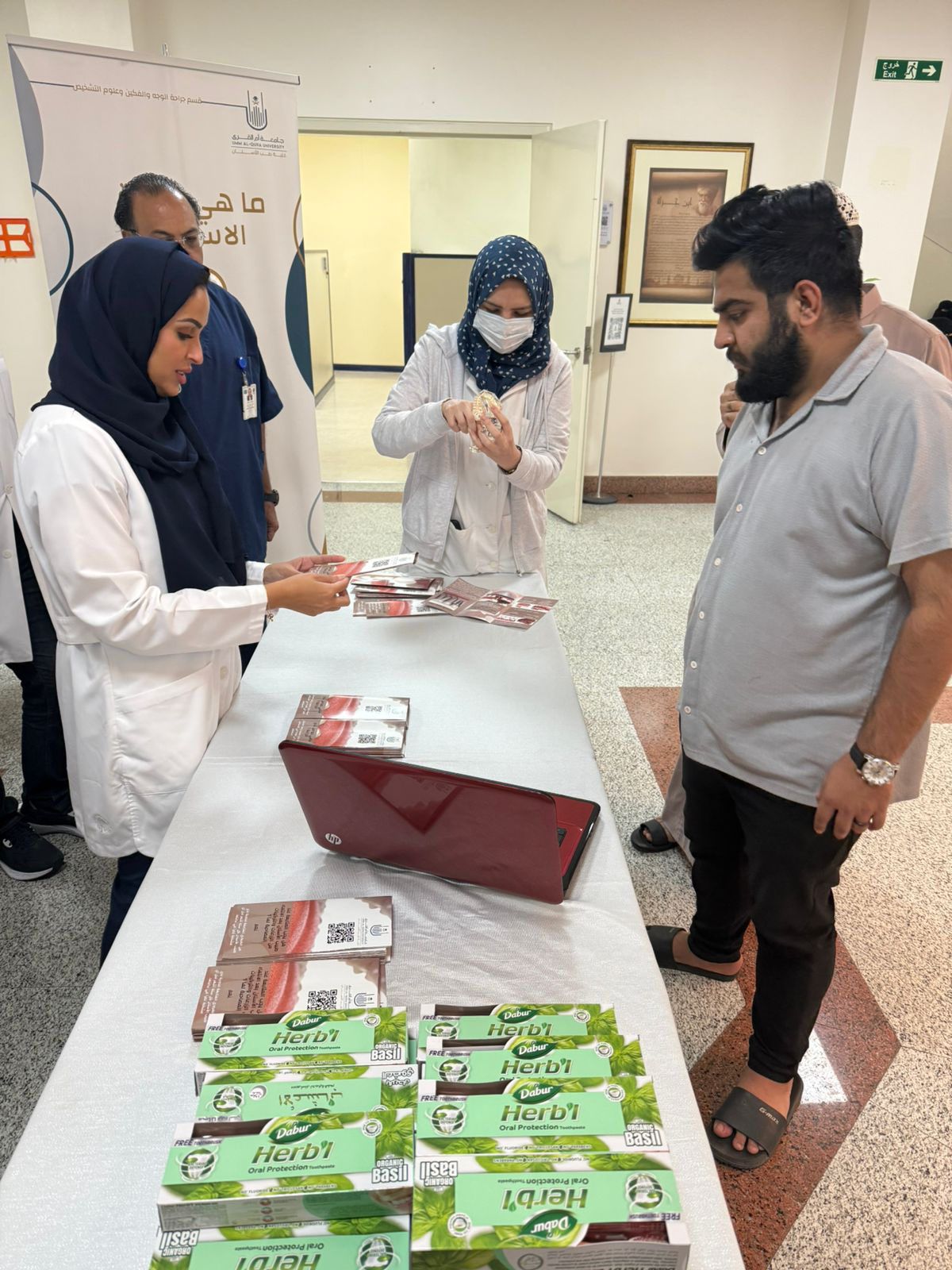 جانب من فعالية توعوية عن زراعة الأسنان
