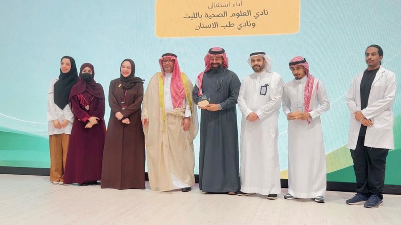 جانب من تكريم عمادة شؤون الطلاب الناديَ الطلابي بكلية طب الأسنان