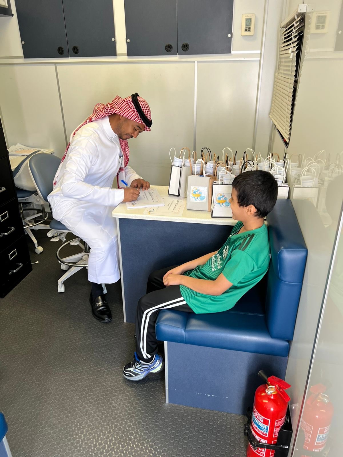 جانب من زيارة كلية طب الأسنان لمدارس دار البشرى في مكة المكرمة.