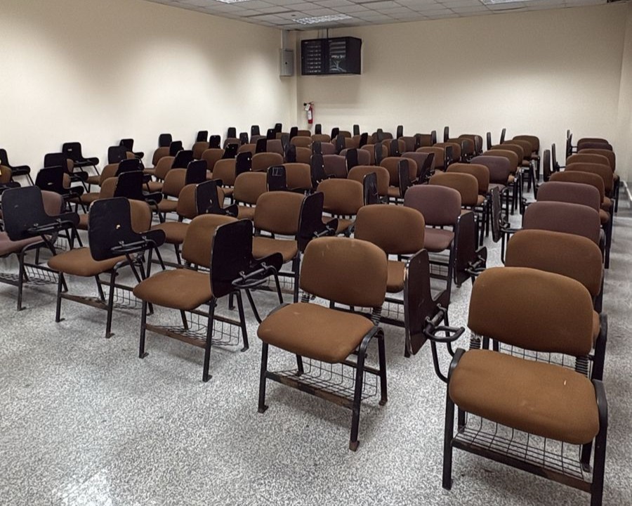 إدارة الخدمات التعليمية تجهز القاعات الدراسية بمبنى (ق1) شطر الطلاب