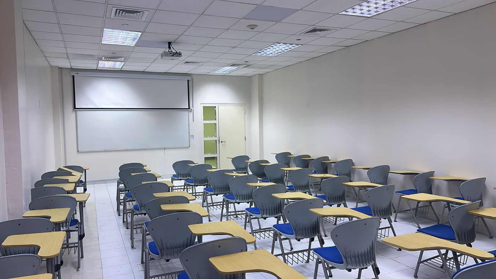 تجهيز قاعات دراسية مستحدثة في شطر الطالبات بمقر الزاهر