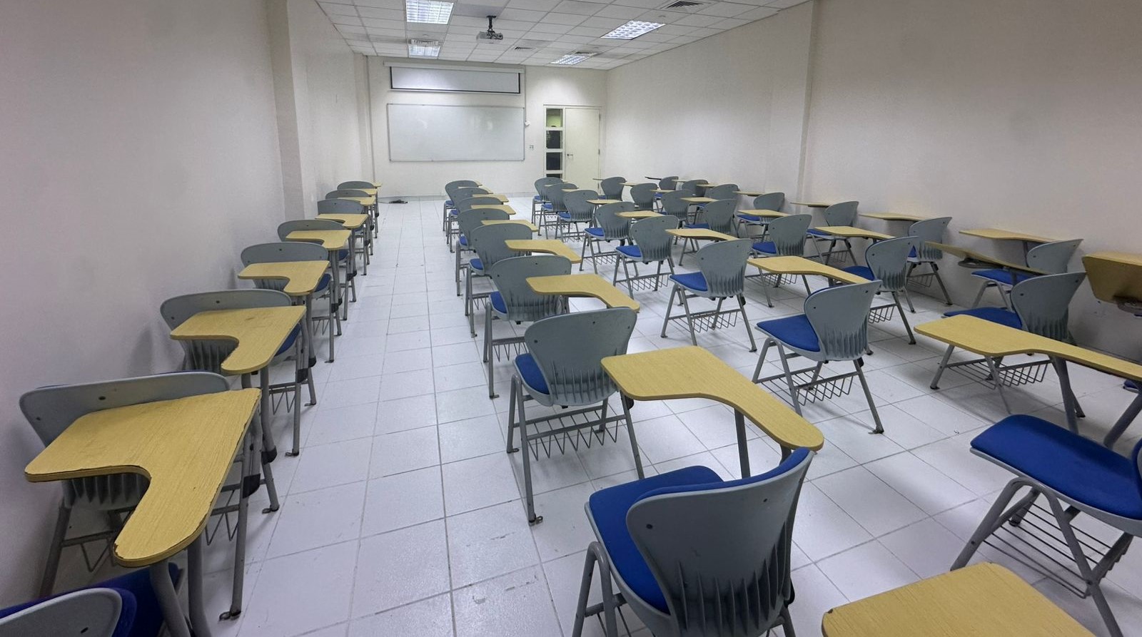 تجهيز قاعات دراسية مستحدثة في شطر الطالبات بمقر الزاهر