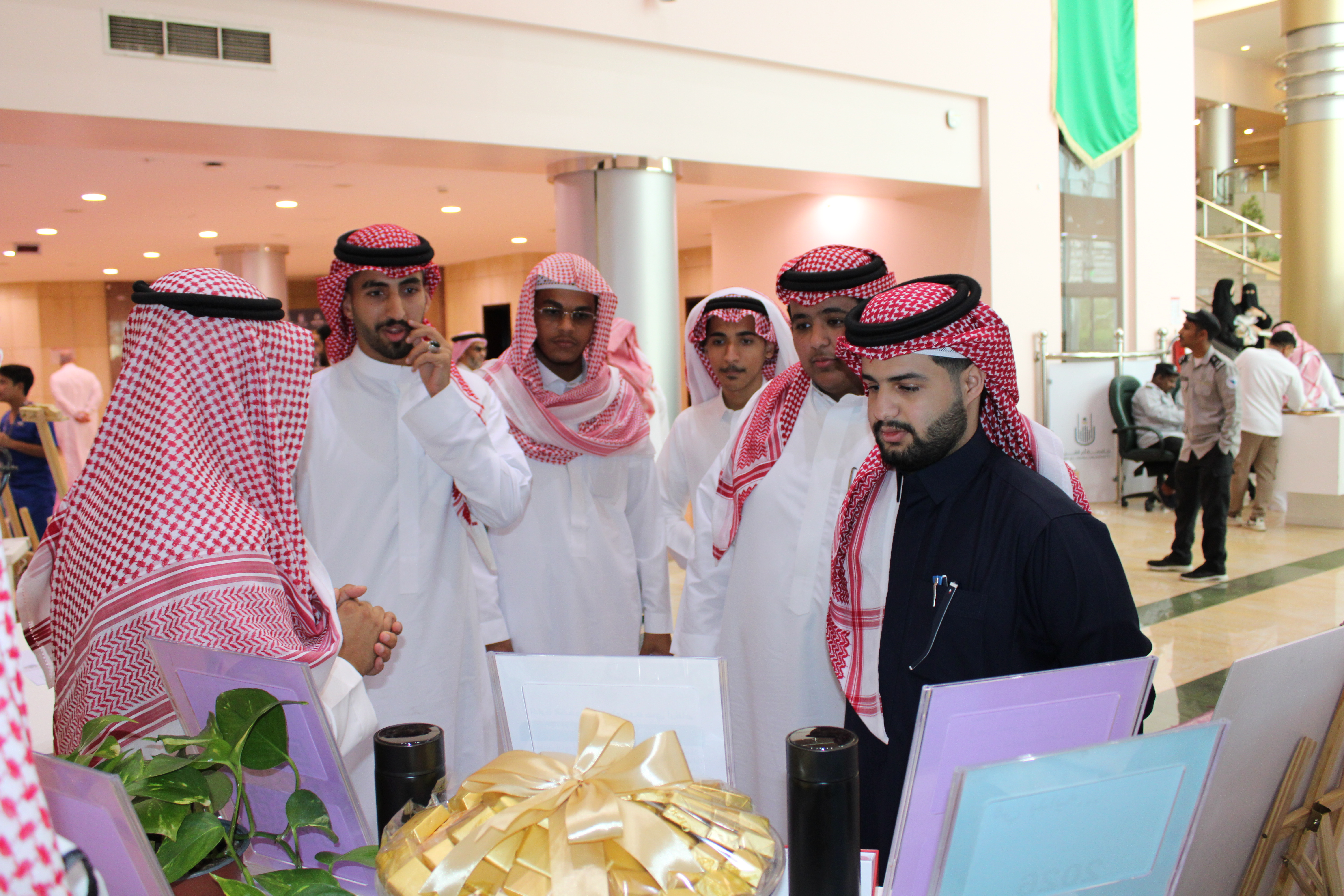إدارة الخدمات التعليمية تشارك في فعاليات اليوم السعودي والعالمي للتطوع 2025
