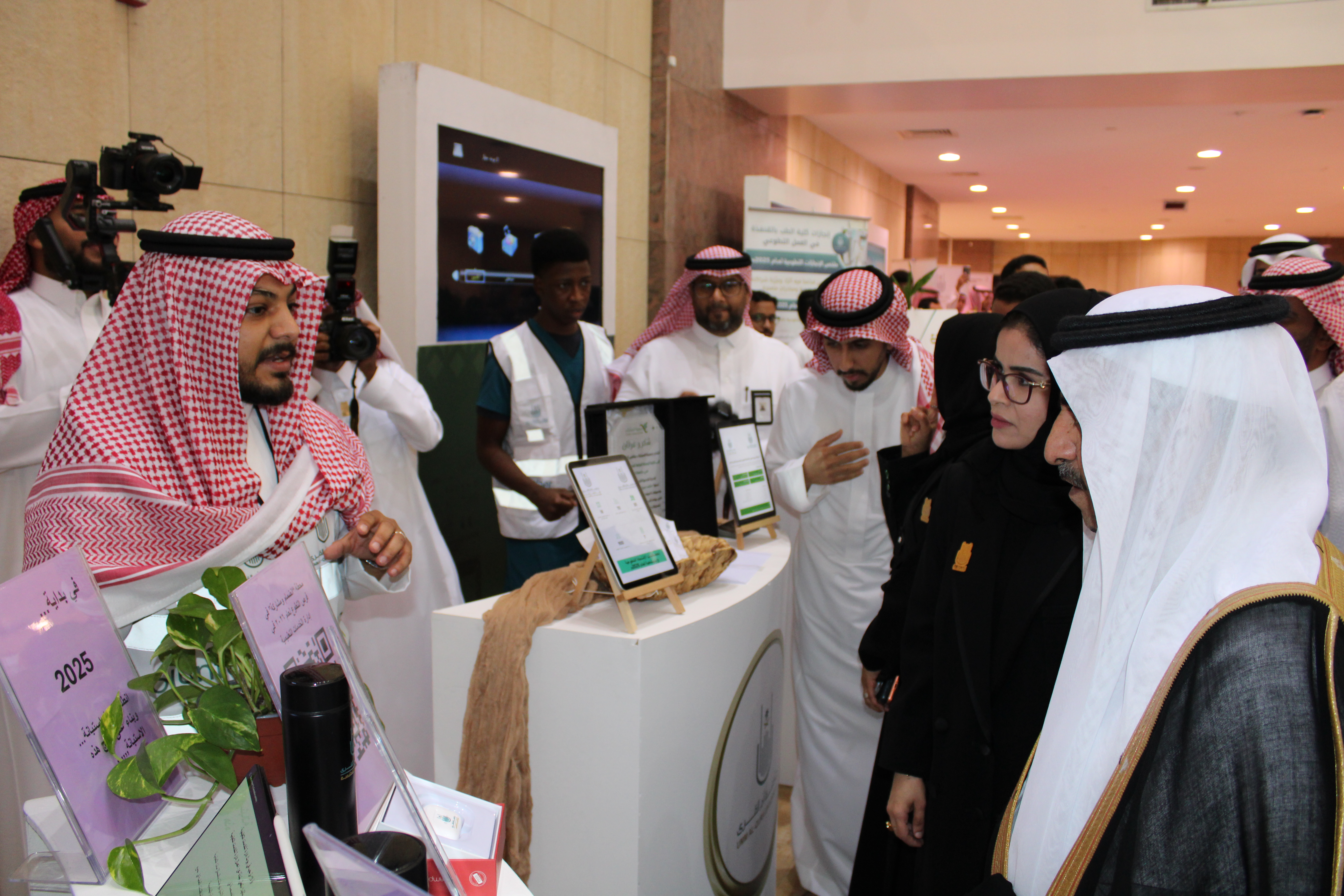 إدارة الخدمات التعليمية تشارك في فعاليات اليوم السعودي والعالمي للتطوع 2025