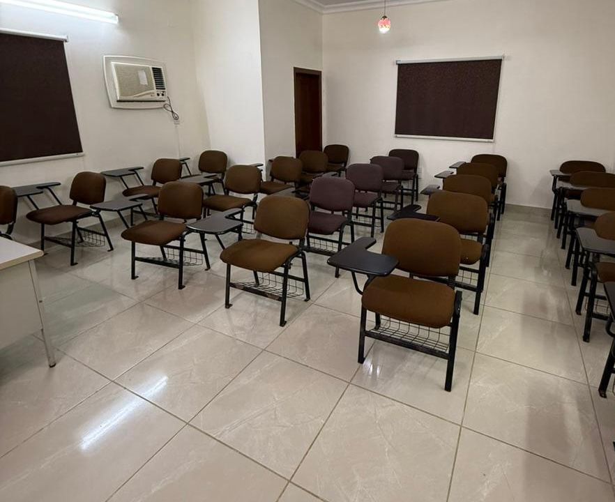إدارة الخدمات التعليمية تجهز القاعات الدراسية بالمقر الجامعي في القنفذة