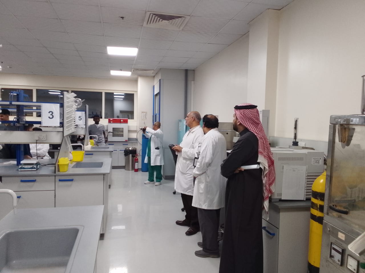 إدارة الخدمات التعليمية تشرف على زيارة ميدانية لطلبة تخصص الصحة والسلامة المهنية
