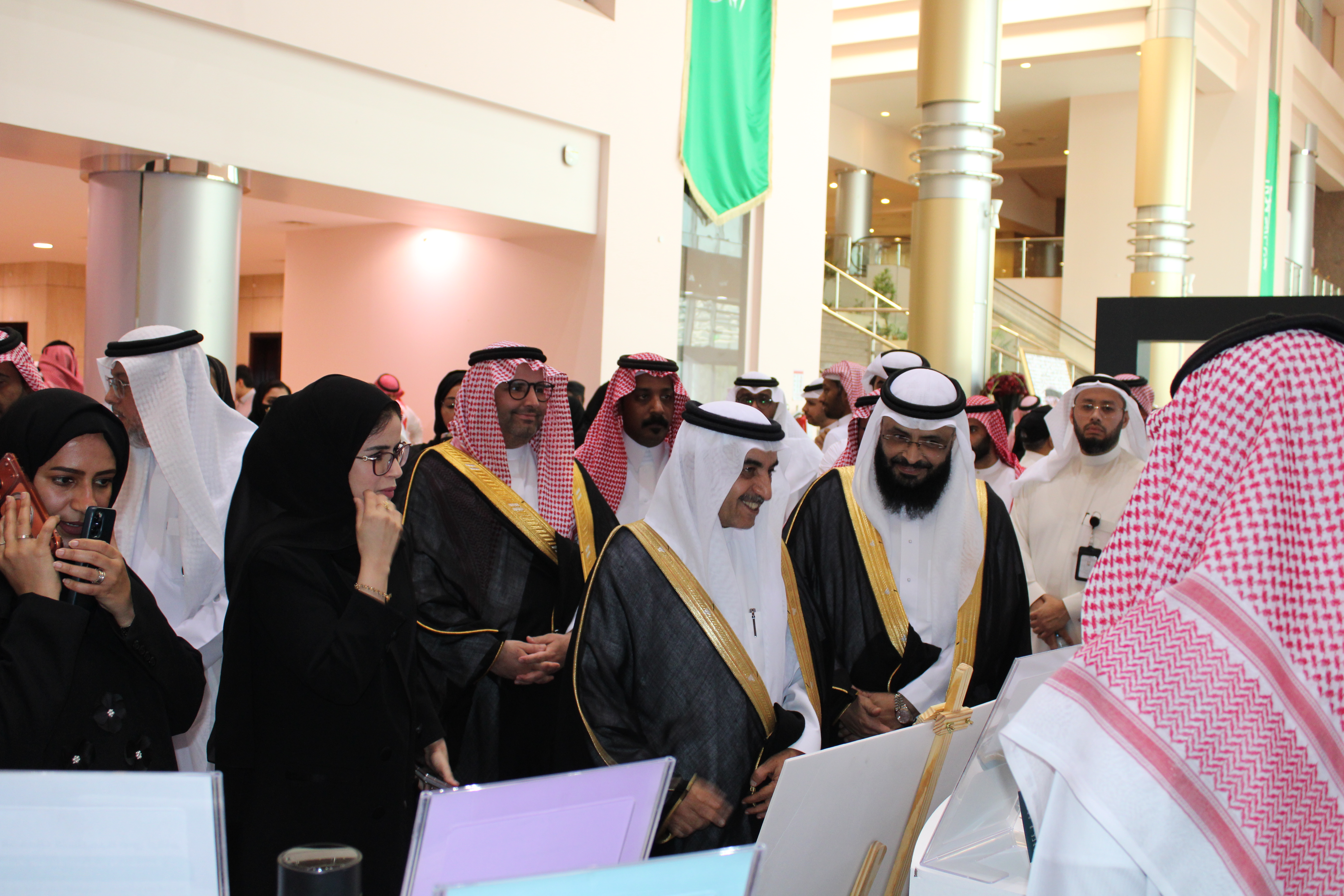 إدارة الخدمات التعليمية تشارك في فعاليات اليوم السعودي والعالمي للتطوع 2025