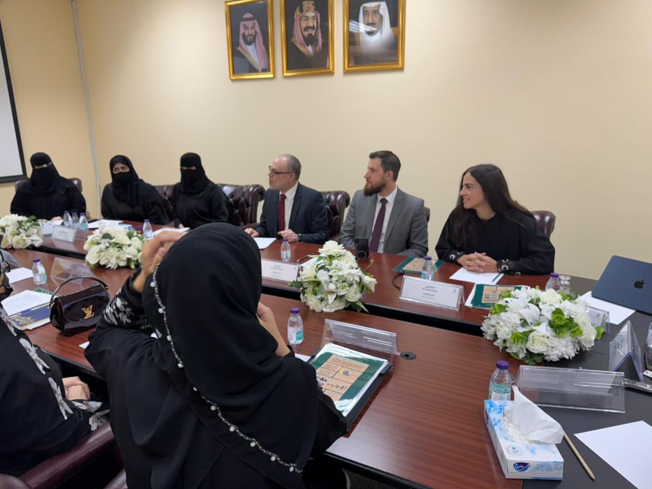 وفد هيئة كامبردج للتَّقويم والطِّباعة والنَّشر يزور معهد اللغة الإنجليزيَّة بجامعة أمِّ القرى