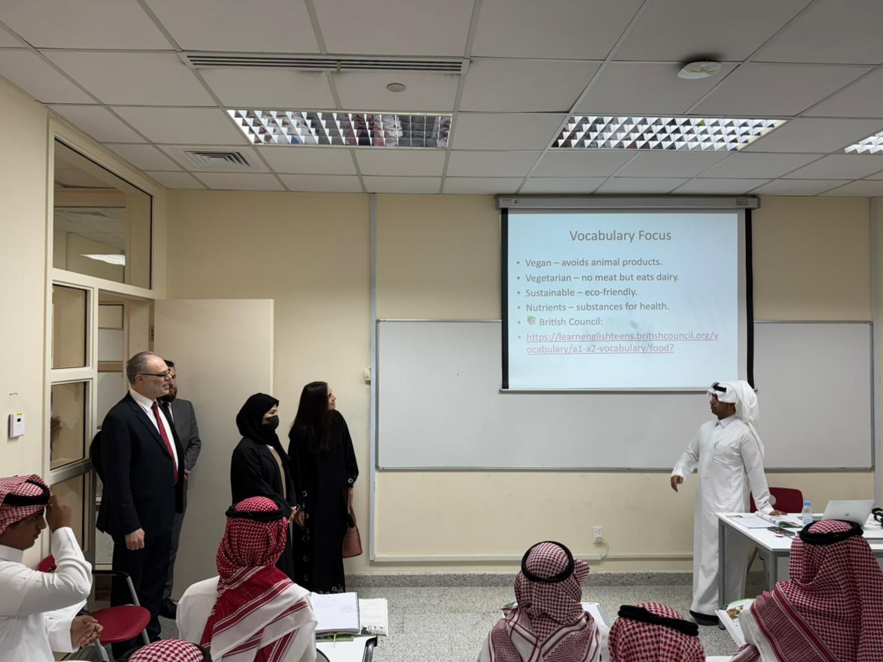 وفد هيئة كامبردج للتَّقويم والطِّباعة والنَّشر يزور معهد اللغة الإنجليزيَّة بجامعة أمِّ القرى
