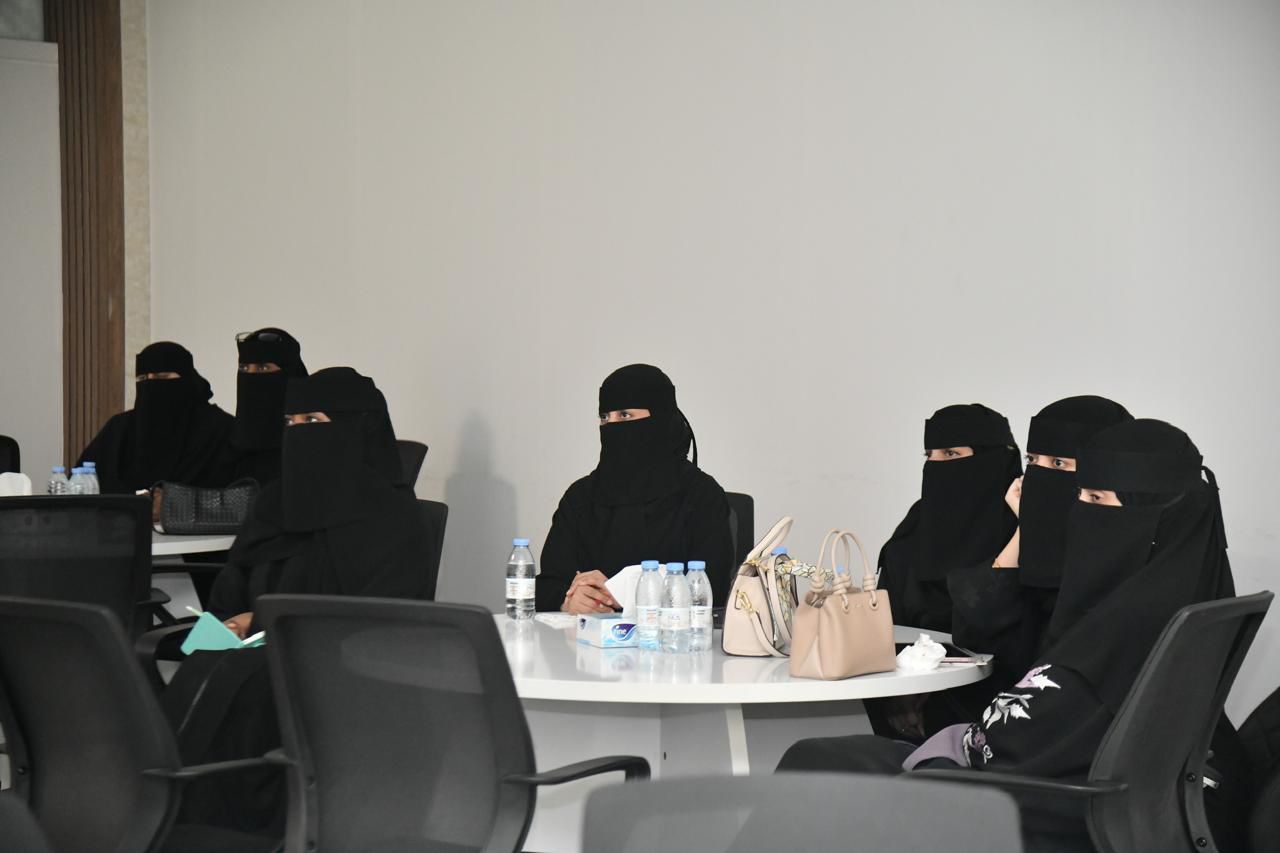 معهد اللغة الإنجليزية يقدم ورشة عمل ضمن الاستعدادات لمسابقة الأطروحة في ثلاث دقائق