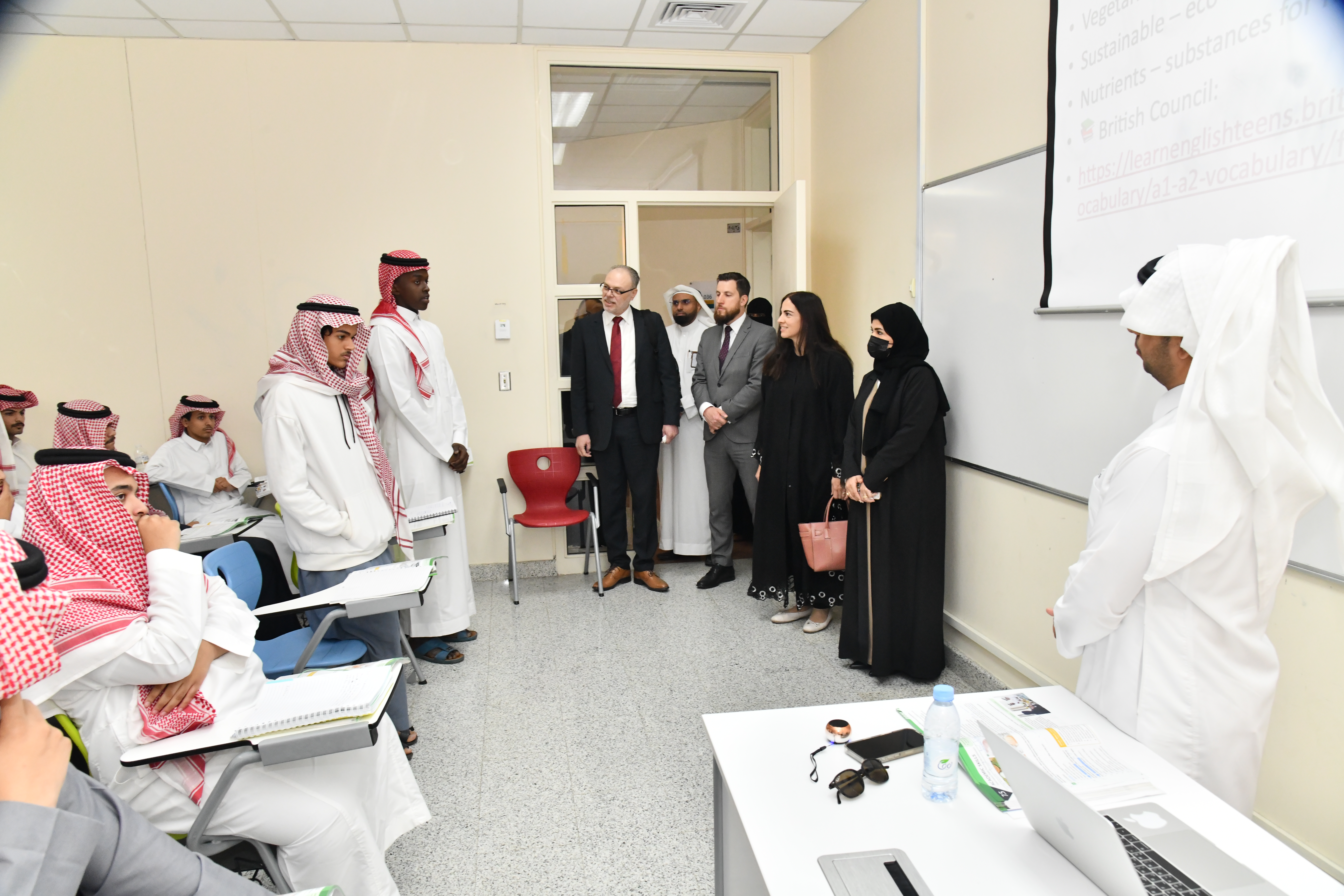 وفد هيئة كامبردج للتَّقويم والطِّباعة والنَّشر يزور معهد اللغة الإنجليزيَّة بجامعة أمِّ القرى