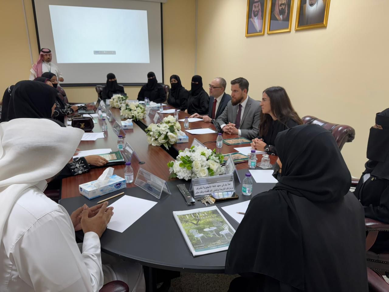 وفد هيئة كامبردج للتَّقويم والطِّباعة والنَّشر يزور معهد اللغة الإنجليزيَّة بجامعة أمِّ القرى