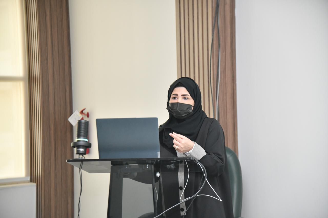 معهد اللغة الإنجليزية يقدم ورشة عمل ضمن الاستعدادات لمسابقة الأطروحة في ثلاث دقائق