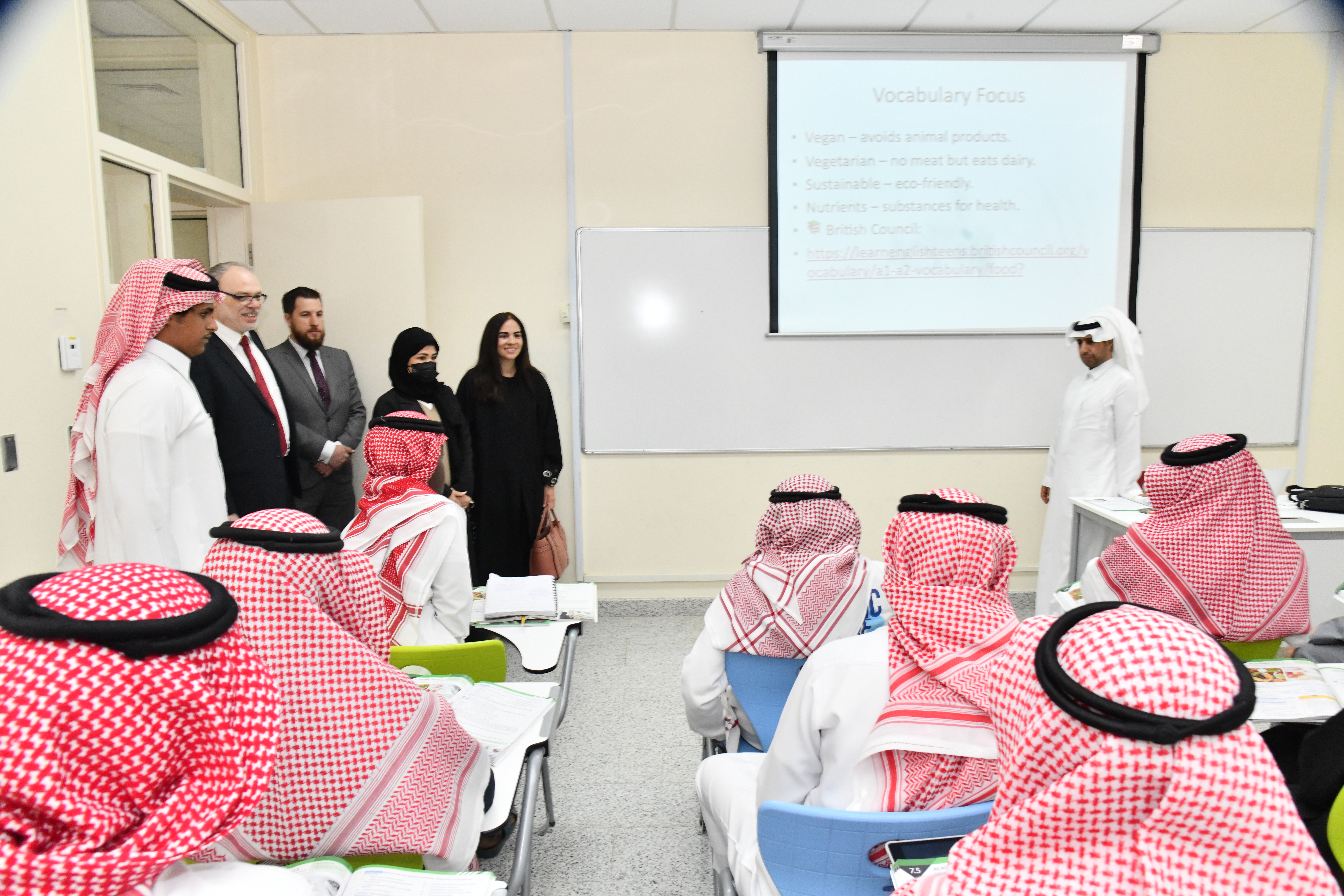 وفد هيئة كامبردج للتَّقويم والطِّباعة والنَّشر يزور معهد اللغة الإنجليزيَّة بجامعة أمِّ القرى