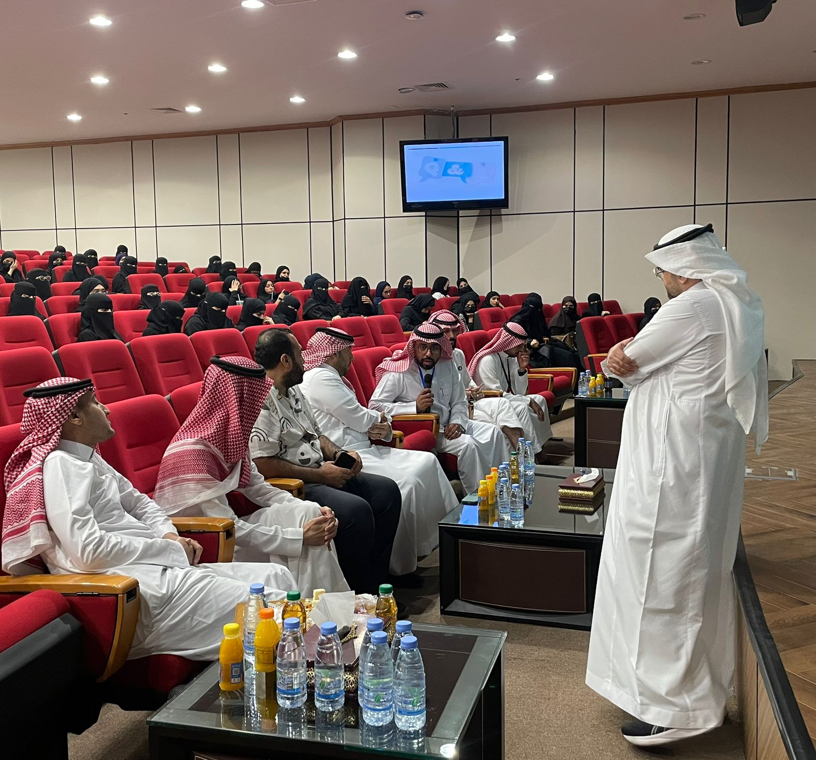 قسم التوعية والتعزيز الصحي يعقد لقاءً تعريفياً بخطة برنامج الامتياز للعام الأكاديمي القادم