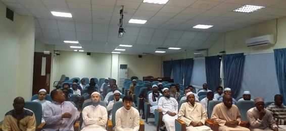 اجتماع لجنة اللقاء العلمي التاسع بمعهد تعليم اللغة العربية بالطلاب المشاركين