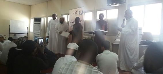 عميد معهد اللغة العربية الشيخ الدكتور حسن بخاري يكرم طلاب حلقات تحفيظ القرآن