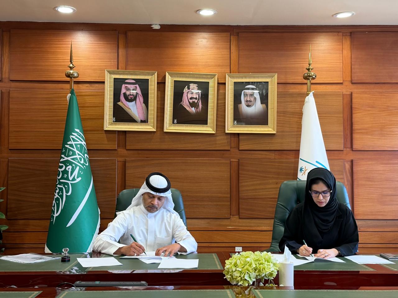 إدارة الاستثمار توقع عقود استثمارية متنوعة للخدمات الطلابية بمقرات الجامعة