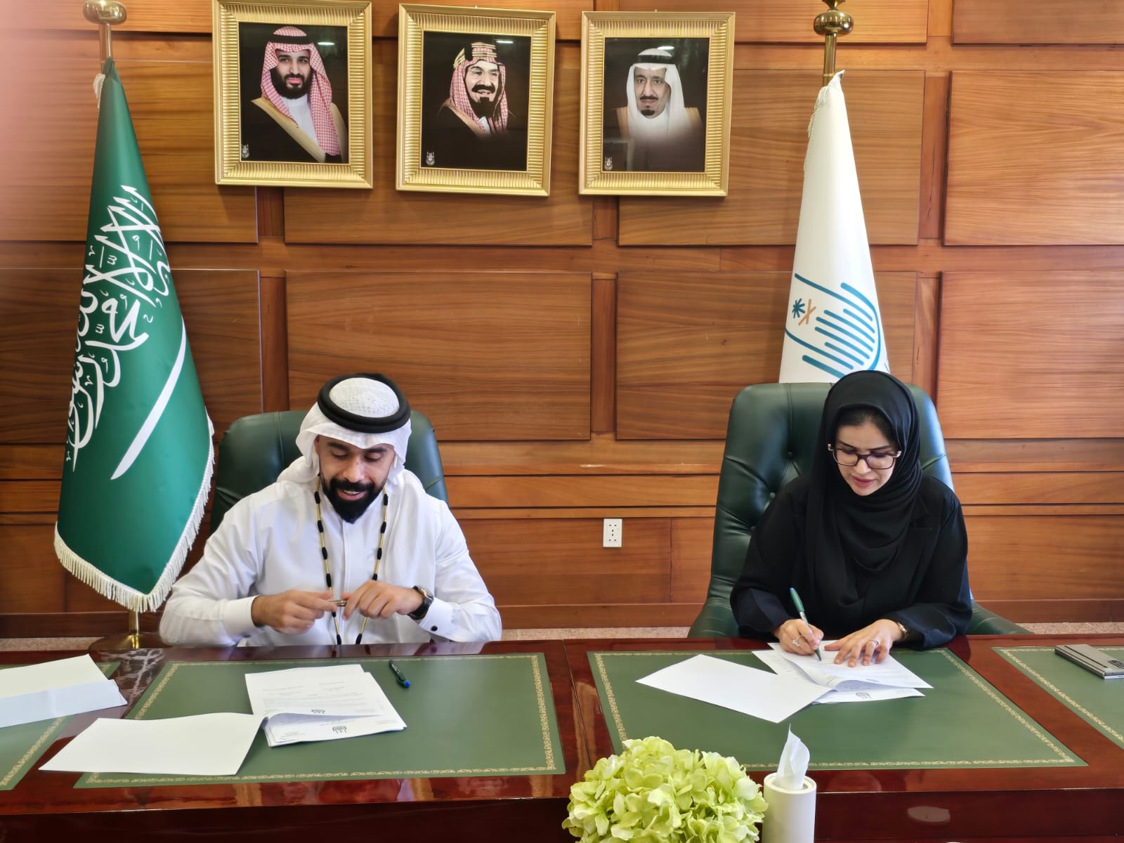 إدارة الاستثمار توقع عقود استثمارية متنوعة للخدمات الطلابية بمقرات الجامعة