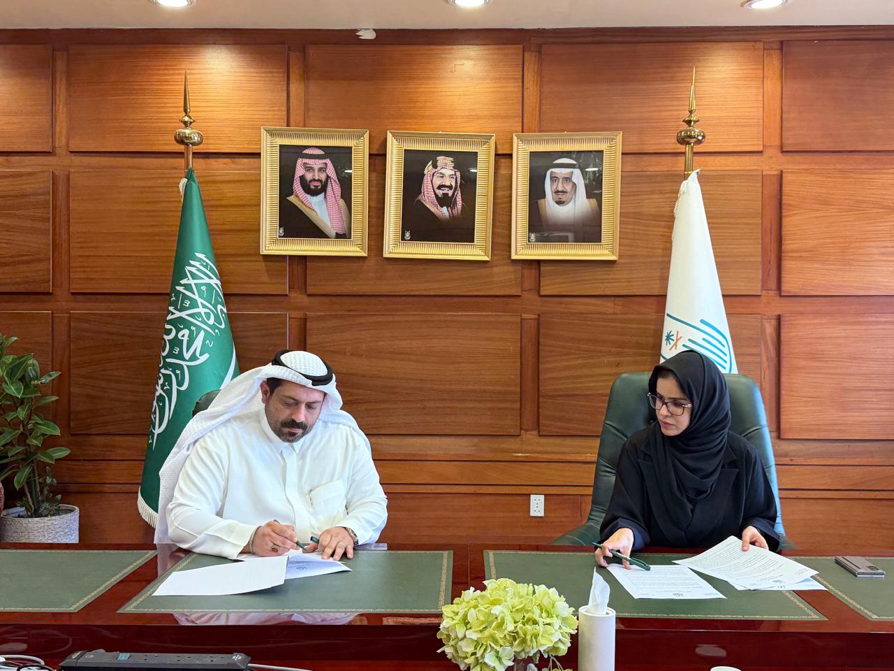 إدارة الاستثمار توقع عقود استثمارية متنوعة للخدمات الطلابية بمقرات الجامعة