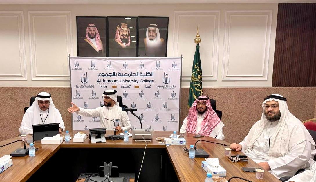 سعادة العميد يقيم لقاء مفتوح مع الكادر الأكاديمي بالكليّة