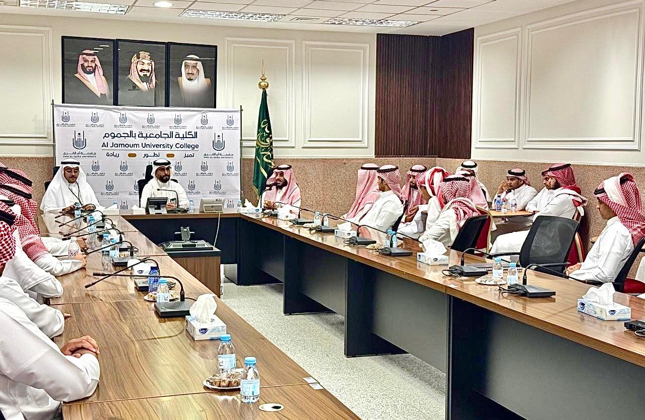 سعادة العميد يقيم لقاء مع طلاب الكليّة وطالباتها