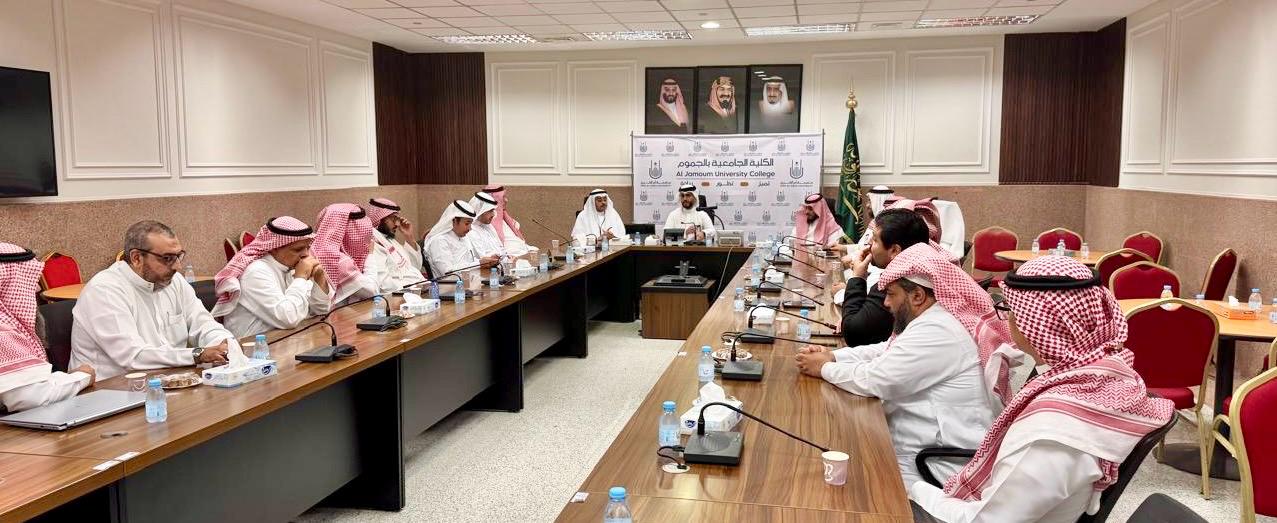سعادة العميد يقيم لقاء مفتوح مع الكادر الأكاديمي بالكليّة