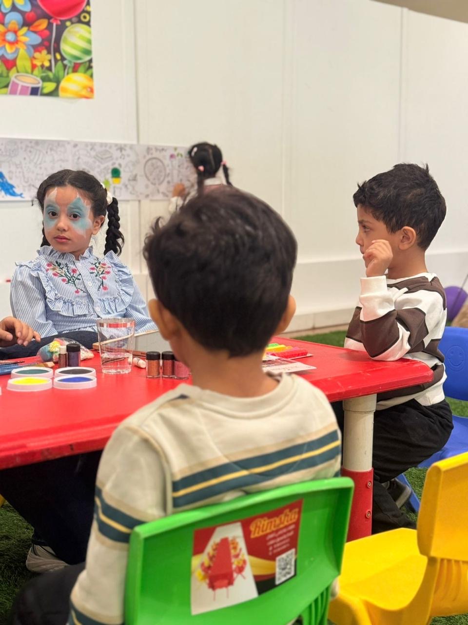 الكلية تستضيف طلاب مدارس المحافظة لتفعيل اليوم العالمي للطفل