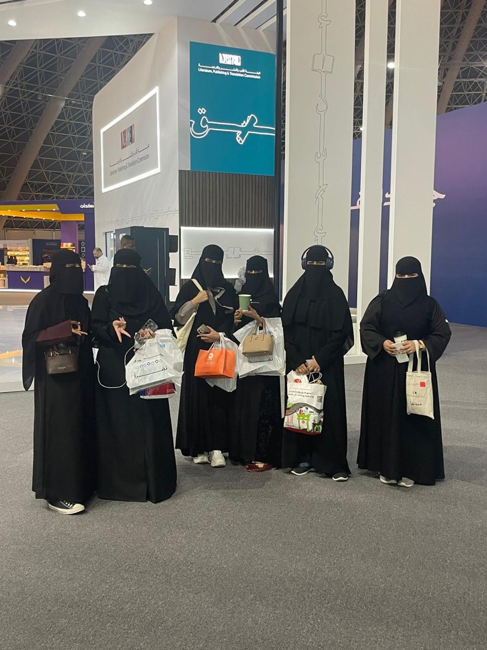 الكلية الجامعية بالليث تنظّم رحلة للطلاب والطالبات إلى معرض الكتاب بجدة 2025م.