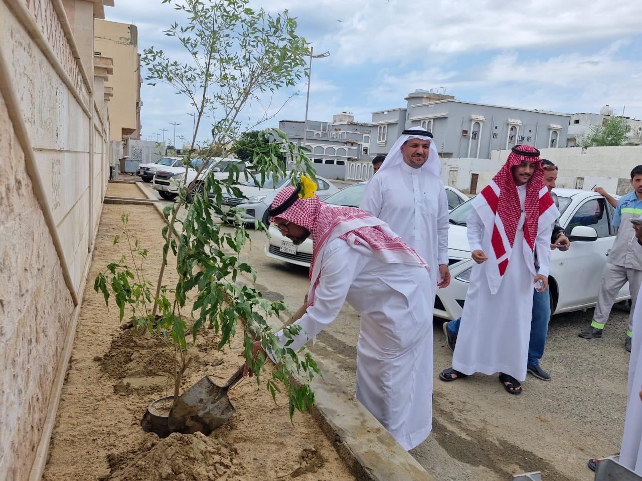 الكلية الجامعية بالليث تنظم مبادرة التشجير بالتعاون مع فرع وزارة البيئة والمياه بالمحافظة.
