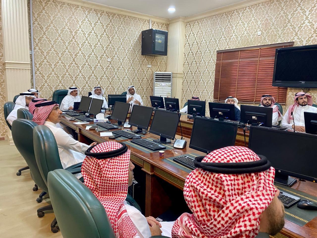 الرئيس التنفيذي للكلية التطبيقية المشرف على وحدة التوعية الفكرية يلتقي قيادات الكليات.