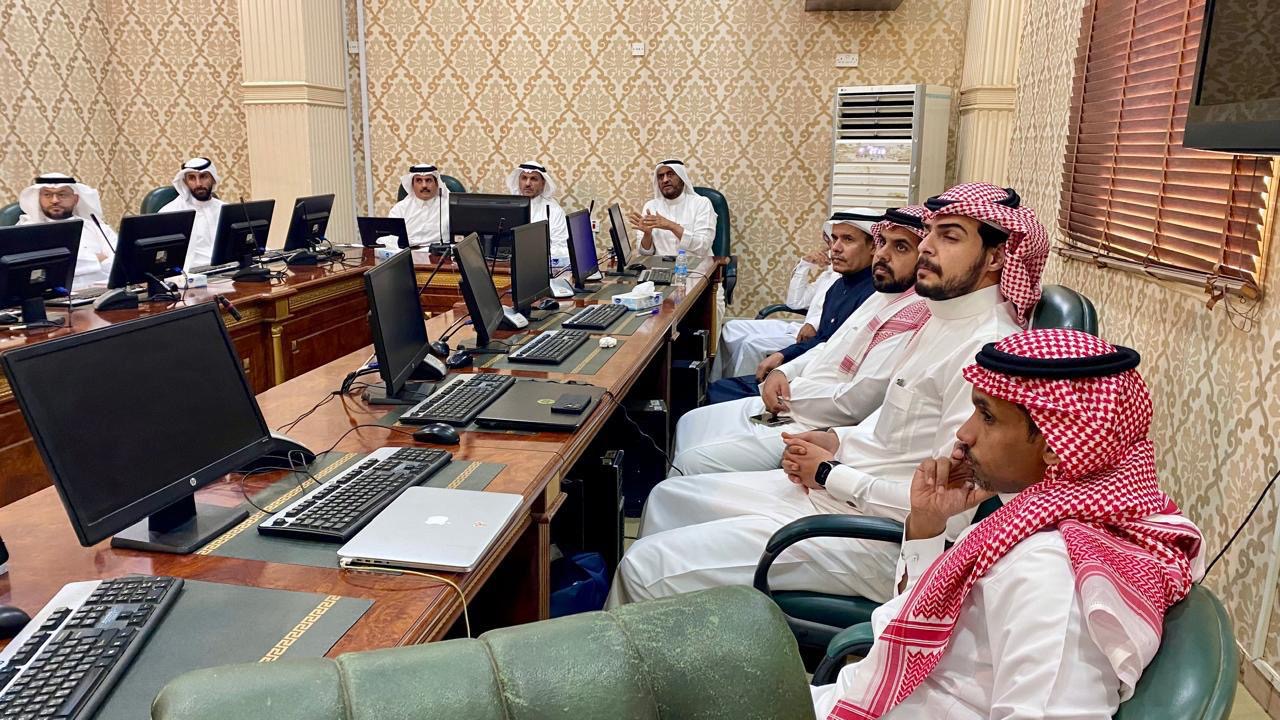 الرئيس التنفيذي للكلية التطبيقية المشرف على وحدة التوعية الفكرية يلتقي قيادات الكليات.