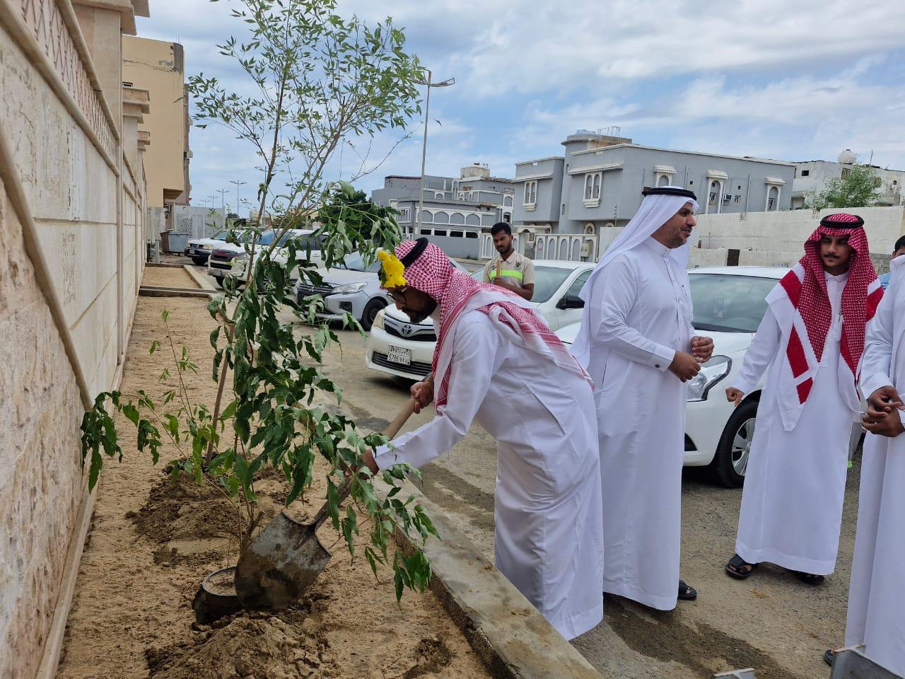 الكلية الجامعية بالليث تنظم مبادرة التشجير بالتعاون مع فرع وزارة البيئة والمياه بالمحافظة.