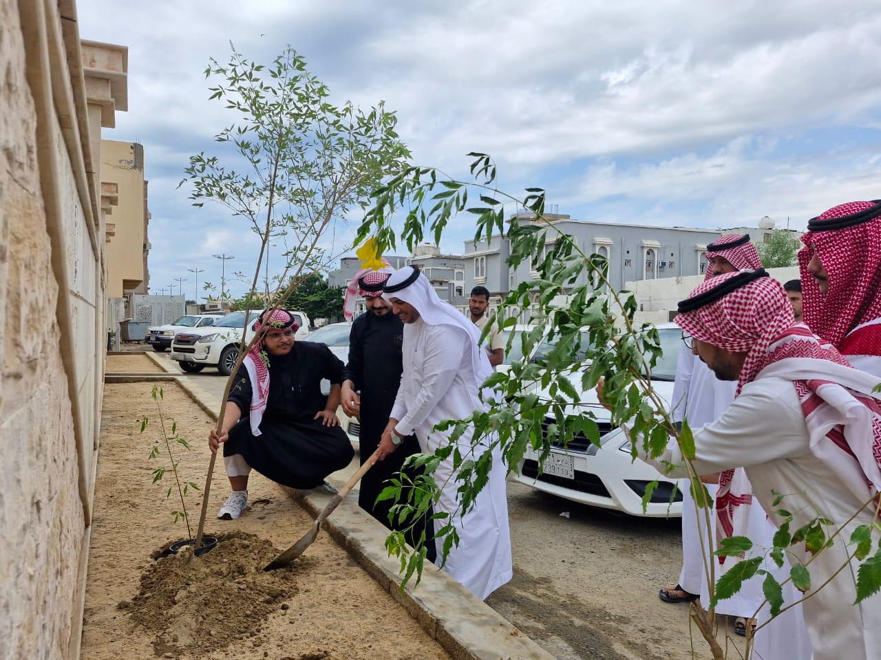الكلية الجامعية بالليث تنظم مبادرة التشجير بالتعاون مع فرع وزارة البيئة والمياه بالمحافظة.
