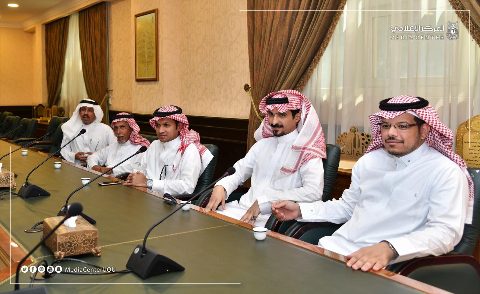 مدير الجامعة يكرم موظفي عمادة القبول والتسجيل