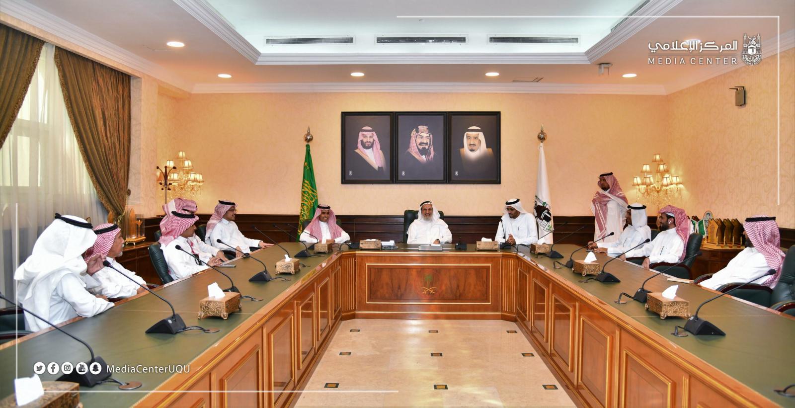 مدير الجامعة يكرم موظفي عمادة القبول والتسجيل