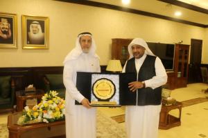 His Excellency the UQU President Receives the Director of the Center of Al-Umrah District and the Ma`an Team