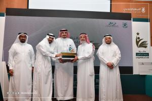 مدير جامعة أم القرى يتوج الفائزين بجائزة (التعلم الإلكتروني)