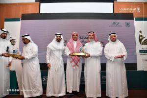 مدير جامعة أم القرى يتوج الفائزين بجائزة (التعلم الإلكتروني)