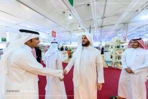 وكيل الدراسات العليا يزور جناح (أم القرى) بمعرض الكتاب ...