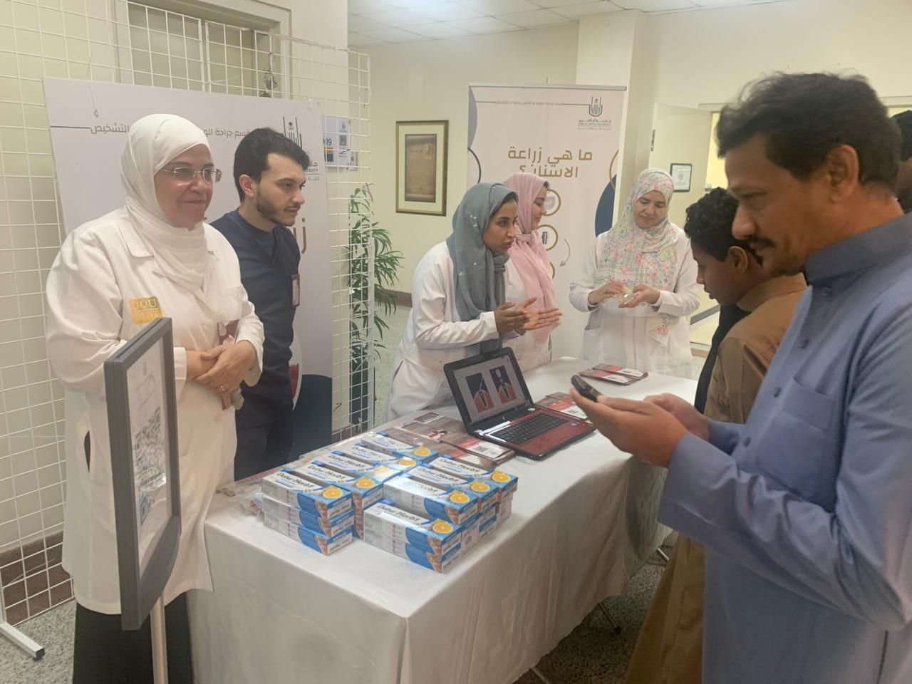 جانب من فعالية توعوية عن زراعة الأسنان