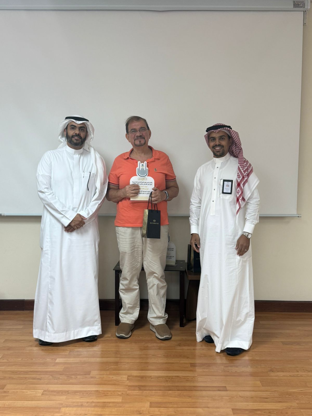 جانب من تكريم القسم للرئيس السابق ولأعضاء هيئة التدريس المتعاقدين المغادرين