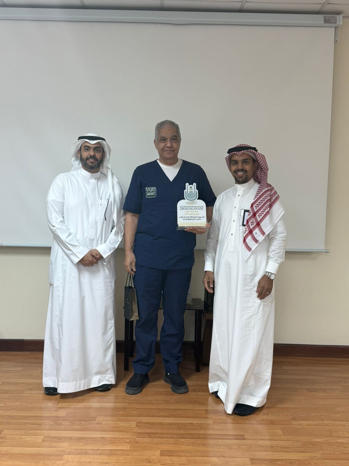 جانب من تكريم القسم للرئيس السابق ولأعضاء هيئة التدريس المتعاقدين المغادرين