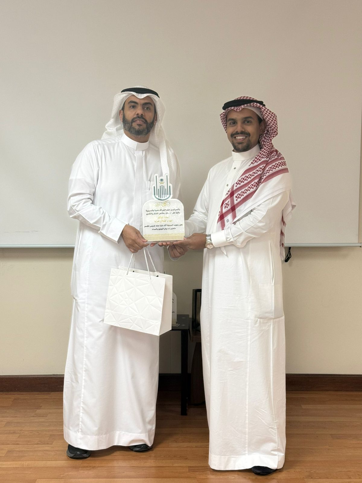 جانب من تكريم القسم للرئيس السابق ولأعضاء هيئة التدريس المتعاقدين المغادرين