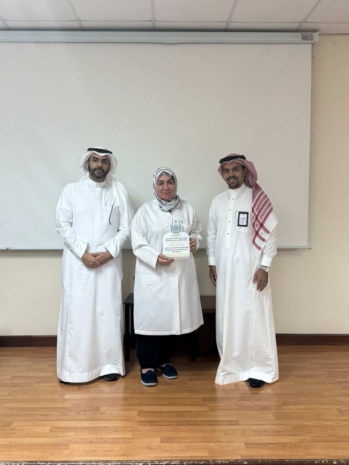جانب من تكريم القسم للرئيس السابق ولأعضاء هيئة التدريس المتعاقدين المغادرين