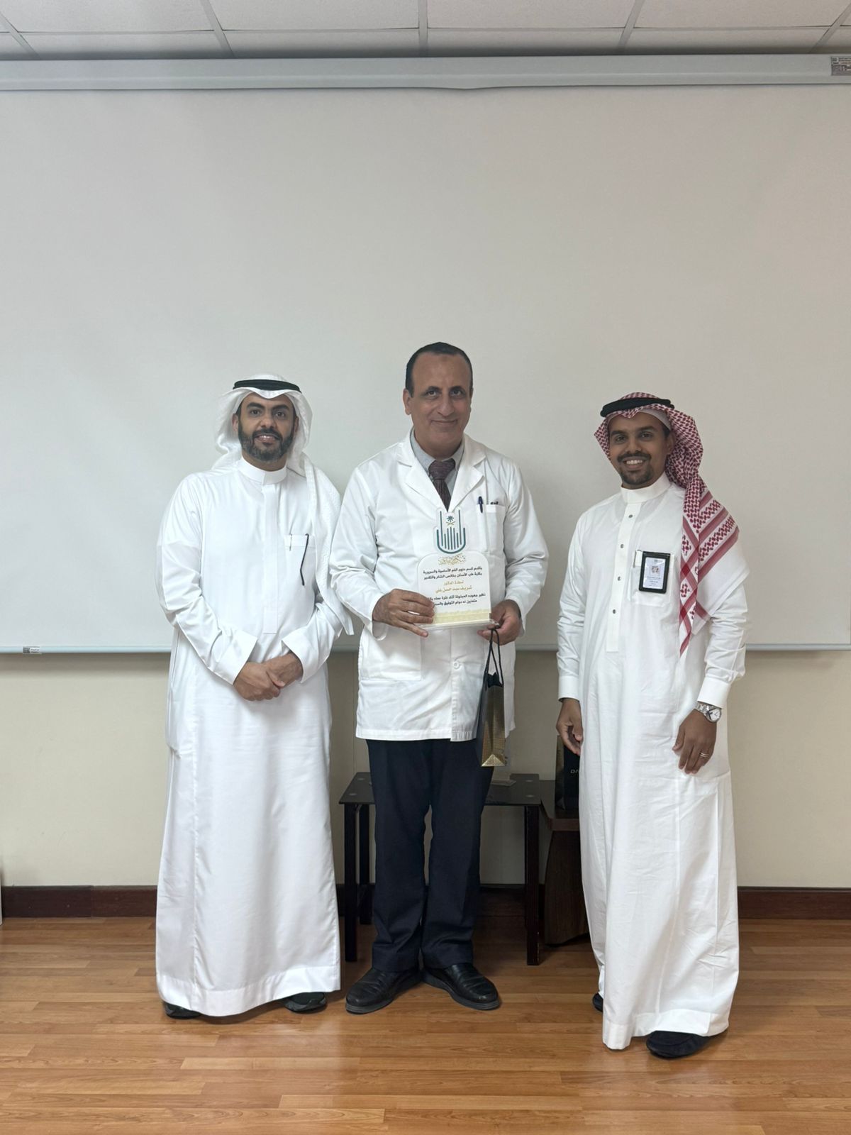 جانب من تكريم القسم للرئيس السابق ولأعضاء هيئة التدريس المتعاقدين المغادرين