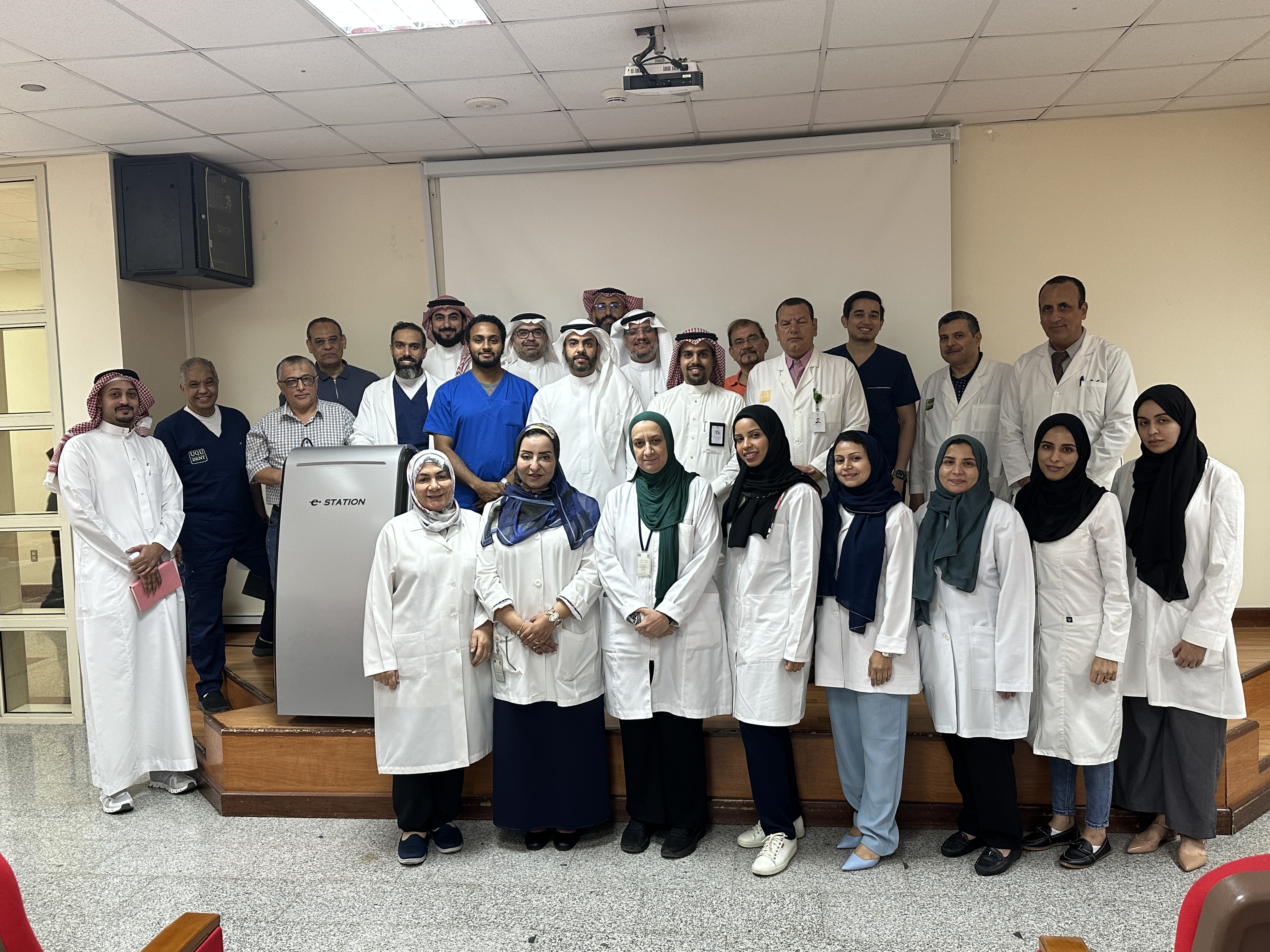 جانب من تكريم القسم للرئيس السابق ولأعضاء هيئة التدريس المتعاقدين المغادرين