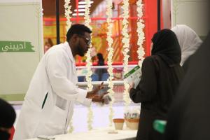 نادي الصيدلة الطلابي يقيم حملة (اسقني حتى أسقيك) بمجمع مكة التجاري